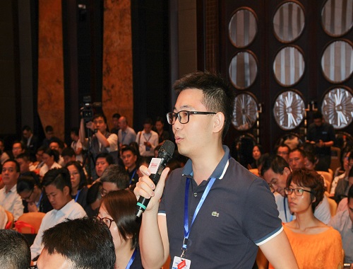 會議現(xiàn)場聽眾踴躍向?qū)＜姨釂? text=