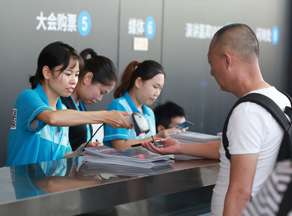 會(huì)議簽到環(huán)節(jié)，聽眾登記入席