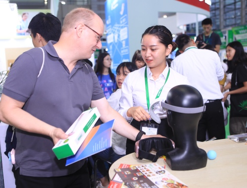 觀眾積極體驗展品